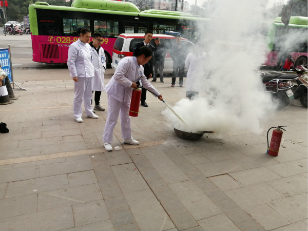 民警指导下学习使用灭火器